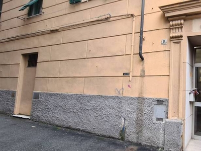 Magazzino in vendita a Genova via chiusone, 8-10