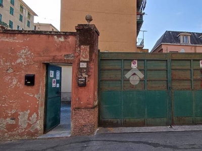 Magazzino in vendita a Genova via Rivarolo, 40