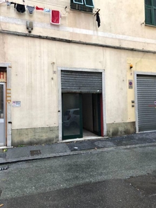 Magazzino in vendita a Genova via Terenzio Mamiani
