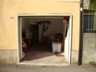 Magazzino in vendita a Genova via Varenna