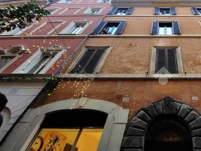 Magazzino in vendita a Roma via dei Banchi Nuovi