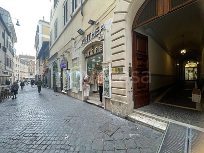 Magazzino in vendita a Roma via della Croce