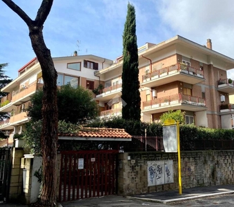 Magazzino in vendita a Roma via Ildebrando Vivanti, 34