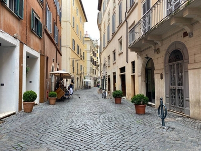 Magazzino in vendita a Roma vicolo della Palomba