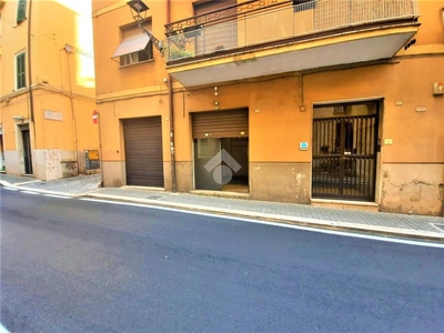 Magazzino in vendita a Velletri via Menotti Garibaldi, 76