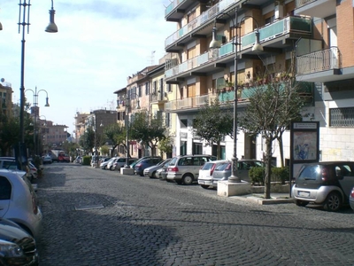 Negozio in vendita a Genzano di Roma via Garibaldi, 51