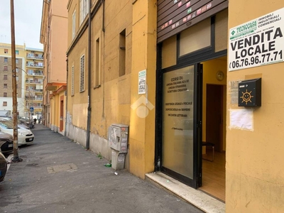 Negozio in vendita a Roma via Amico da Venafro, 6