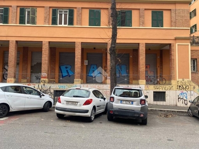 Negozio in vendita a Roma via Conte di Carmagnola, 36