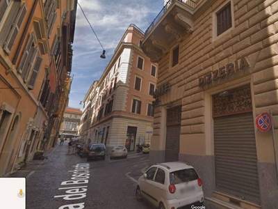 Negozio in vendita a Roma via Del Boschetto angolo Via Palermo