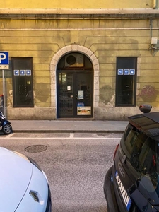 Negozio in vendita a Trieste via San Francesco d'Assisi