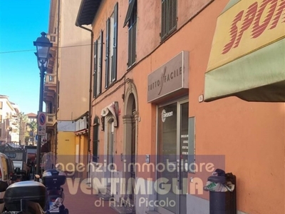 Negozio in vendita a Ventimiglia via Aprosio