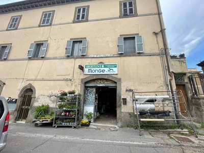 Negozio in vendita a Viterbo via Buon Pastore, 17