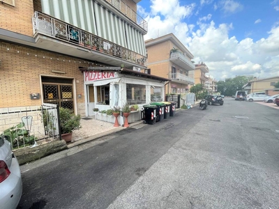 Pizzeria in vendita a Roma via Oggiono, 5