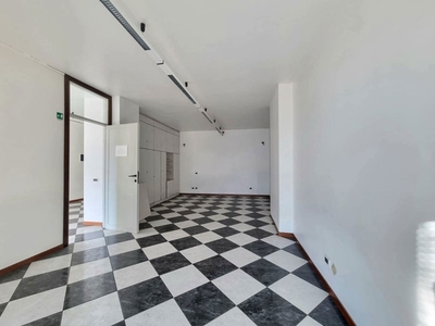 Ufficio in Affitto a Lecco, 666€, 90 m²