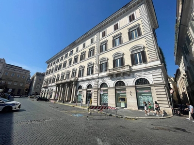 Ufficio in vendita a Roma piazza dei Santi Apostoli, 73