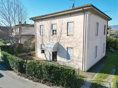 Villa in Vendita a Lucca, zona Ovest, 370'000€, 200 m²