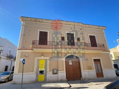 Palazzo / Stabile di 6 vani /288 mq a San Ferdinando di Puglia