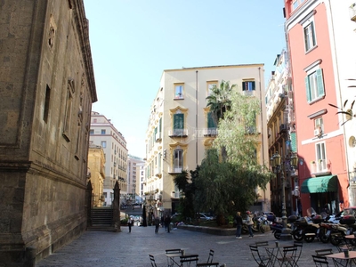 Alimentari in affitto a Napoli