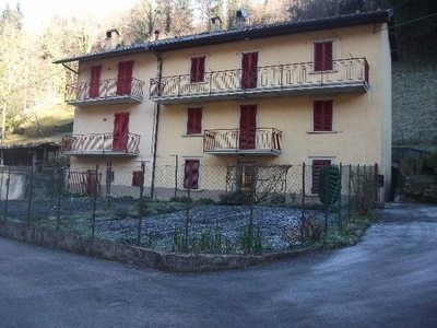 Casa indipendente in vendita a Val Brembilla