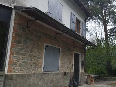 Casa indipendente in vendita a Varano De' Melegari