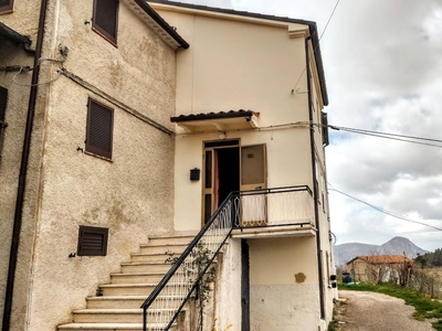 Casa semi indipendente in Frazione Precicchie San Giovanni 36 a Fabriano