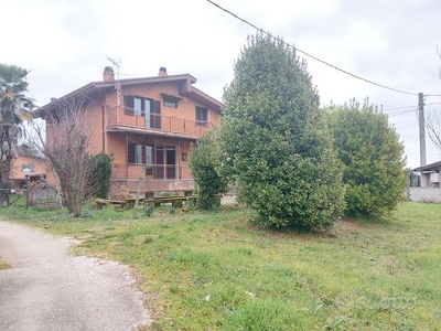 Interessante appartamento in villa con terreno