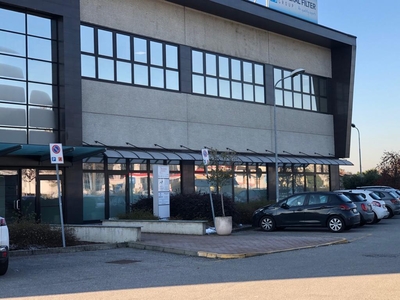 Locale commerciale in affitto a Pogliano Milanese