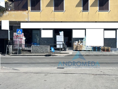 Palazzina commerciale in vendita a Mugnano Di Napoli