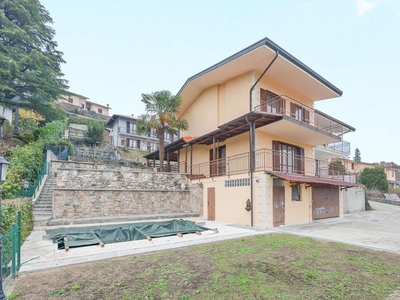 Porzione di villa in vendita a Merone