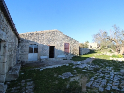 Terreno con rustico in vendita a Ragusa