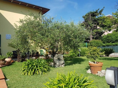 Villa a schiera in affitto a Luni