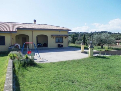 Villa bifamiliare in vendita a Campagnano Di Roma