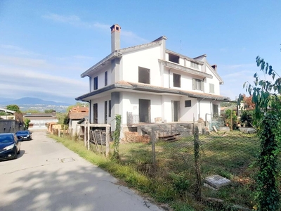 Villa bifamiliare in vendita a Frosinone