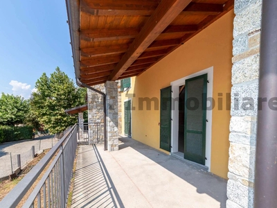Villa bifamiliare in vendita a Laveno Mombello