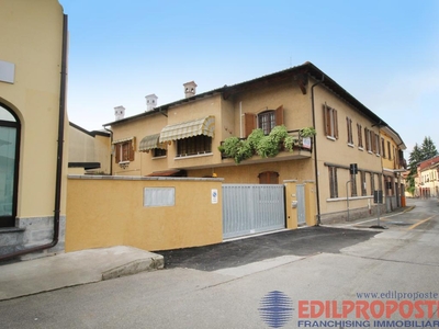 Villa bifamiliare in vendita a Lazzate