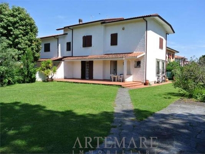 Villa bifamiliare in vendita a Seravezza
