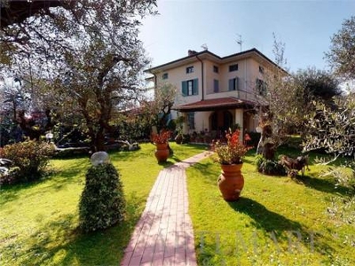 Villa bifamiliare in vendita a Seravezza