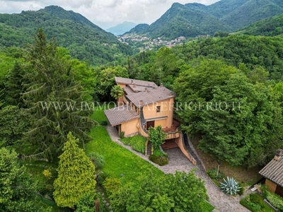 Villa in vendita a Caprino Bergamasco