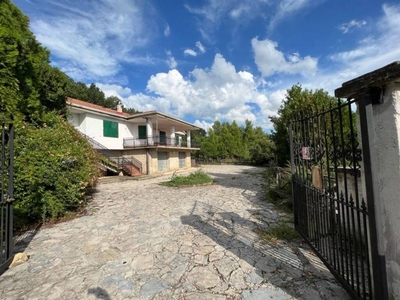 Villa in Vendita a Montecorvino Pugliano