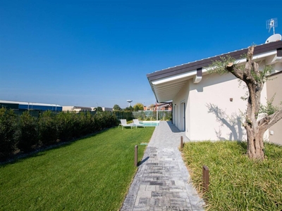 Villa bifamiliare in vendita a Puegnago Sul Garda