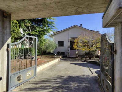 Villa in Vendita a Rosciano Via Aia Comunale