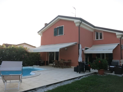 Villa in vendita a Sarzana