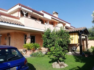 Villa plurifamiliare in vendita a Pomezia