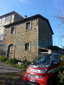 Rustico casale da ristrutturare in vendita a Montefiascone