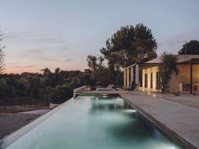 Esclusiva villa con piscina a Carovigno, 4 camere ed oliveto