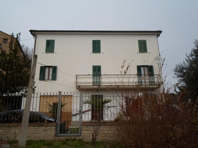 Palazzo in vendita a Montefalcone Appennino