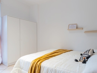 Stanza in appartamento con 3 stanze da letto a Torino