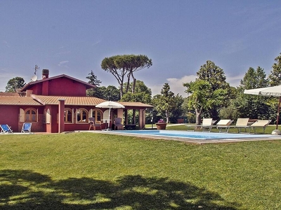 Elegante Villa singola con giardino e piscina a 3km dal mare.