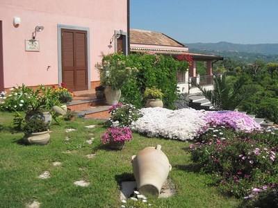 Il casale degli agrumi .Casa \/Villa singola , giardino e vista mare ed Etna.