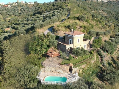 Incredibile Classic Stone House: una terrazza verde affacciata sul mare, collina e montagna